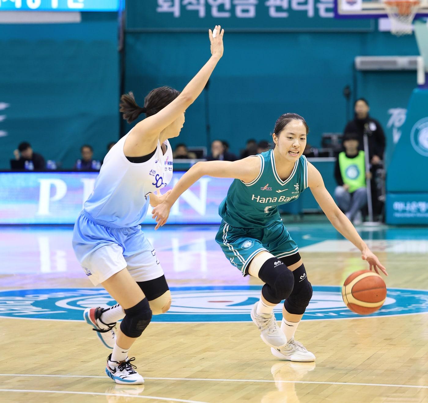 여자농구 선두 하나은행, 신한은행 잡고 5연승…2위와 1.5게임 차 - 뉴스1