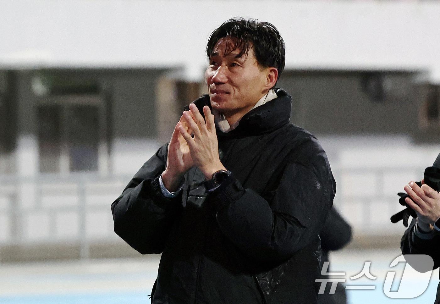이영민 부천FC 감독이 8일 오후 경기 수원시 장안구 수원종합경기장에서 열린 하나은행 K리그 승강 플레이오프&#40;PO&#41; 2차전 수원FC와 부천FC의 경기에서 수원FC에 3대 2로 이기며 승격을 확정 지은 뒤 팬들에게 감사 인사를 하고 있다. 2025.12.8/뉴스1 ⓒ News1 구윤성 기자