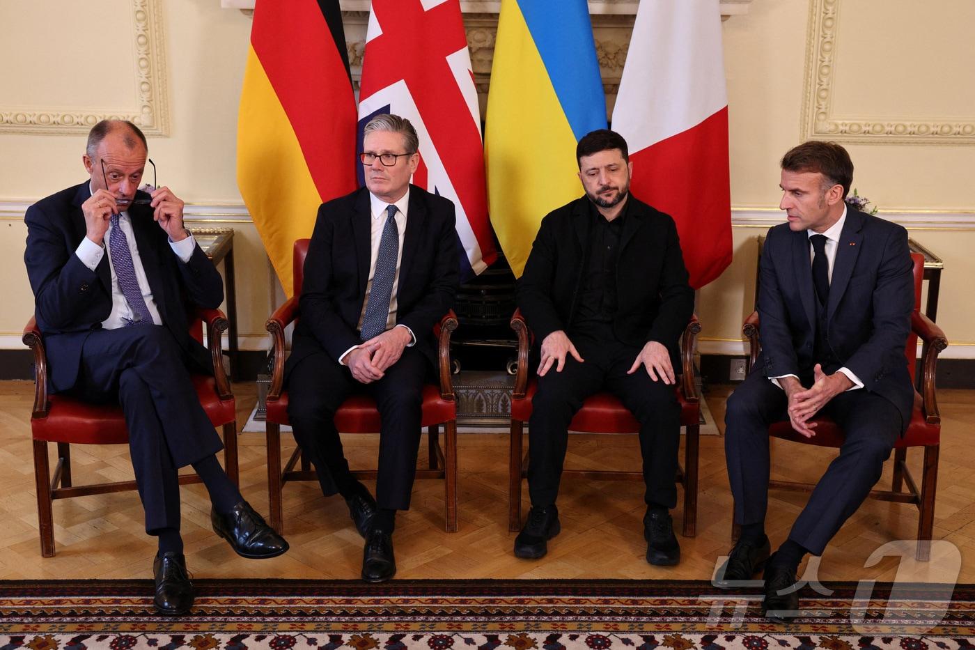 프리드리히 메르츠 독일 총리&#40;왼쪽부터&#41;와 키어 스타머 영국 총리, 볼로디미르 젤렌스키 우크라이나 대통령, 에마뉘엘 마크롱 프랑스 대통령이 8일&#40;현지시간&#41; 영국 런던 다우닝가 10번지에서 우크라이나 전쟁 대책을 논의하기 위해 비공개 회담에 들어갔다. 2025.12.8 ⓒ 로이터=뉴스1 ⓒ News1 김경민 기자