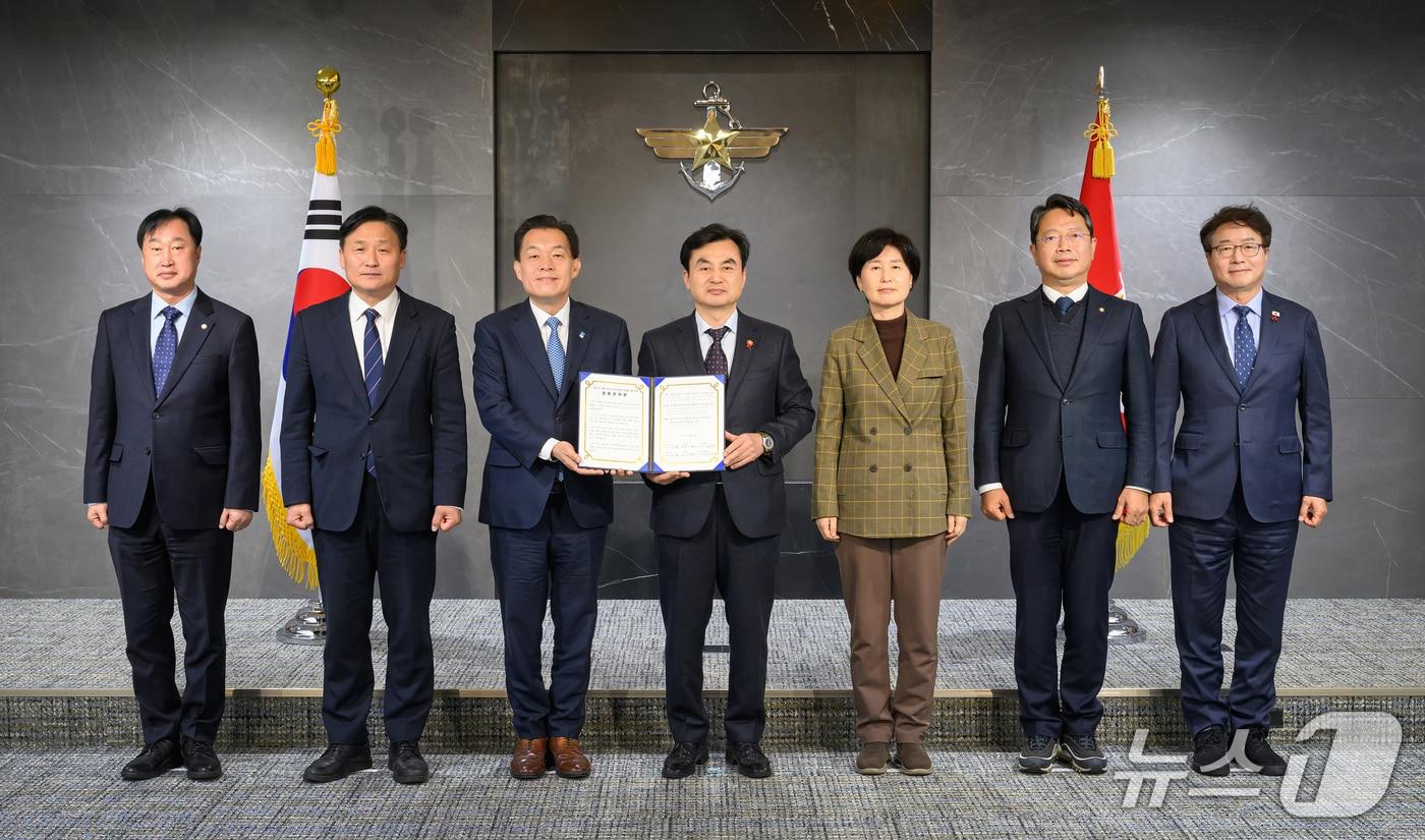  이재준 경기 수원시장&#40;왼쪽 세 번째&#41;과 지역 국회의원 5명이 8일 안규백 국방부 장관에게 &#39;수원 군공항 이전의 국가 전략 사업화를 위한 공동 건의문&#39;을 전달하고 기념촬영을 하고 있다. &#40;수원시 제공. 재판매 및 DB 금지&#41; 2025.12.8/뉴스1