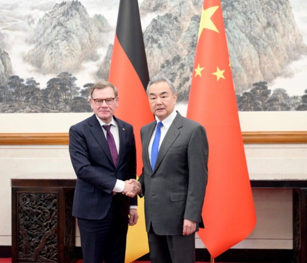 본문 이미지 - 8일 왕이 중국 외교부장과 요한 바데풀 독일 외교장관이 베이징에서 만나 악수하고 있다. &lt;사진=중국 외교부 홈페이지 갈무리&gt;