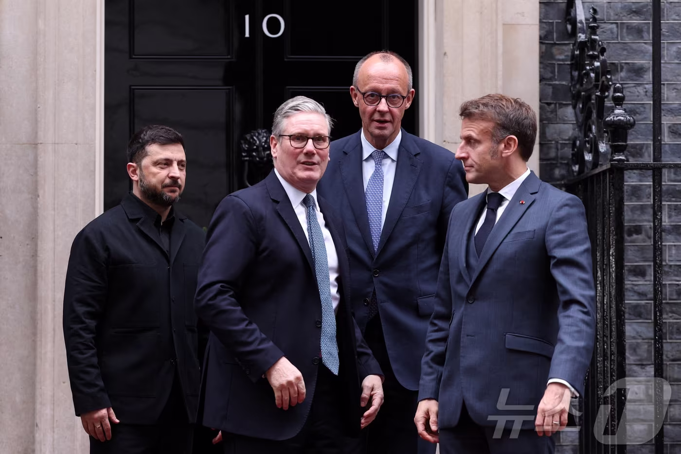 &#40;왼쪽부터&#41; 볼로디미르 젤렌스키 우크라이나 대통령, 키어 스타머 영국 총리, 프리드리히 메르츠 독일 총리, 에마뉘엘 마크롱 프랑스 대통령이 8일&#40;현지시간&#41; 영국 런던 총리관저인 다우닝가 10번지 앞에서 만난 모습. 2025.12.08 ⓒ 로이터=뉴스1 ⓒ News1 김지완 기자