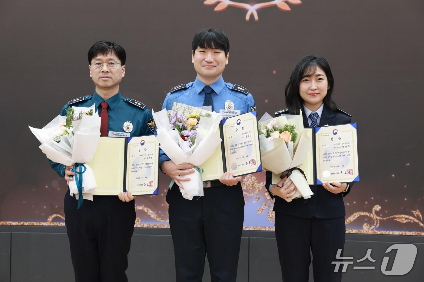 본문 이미지 - 윤영섭 태안해양경찰서 기획운영과 경장(가운데)이 '2025 국민 안전 발명 챌린지'에서 금상을 수상한 뒤 기념촬영을 하고 있다. (태안해경 제공, 재판매 및 DB금지) / 뉴스1