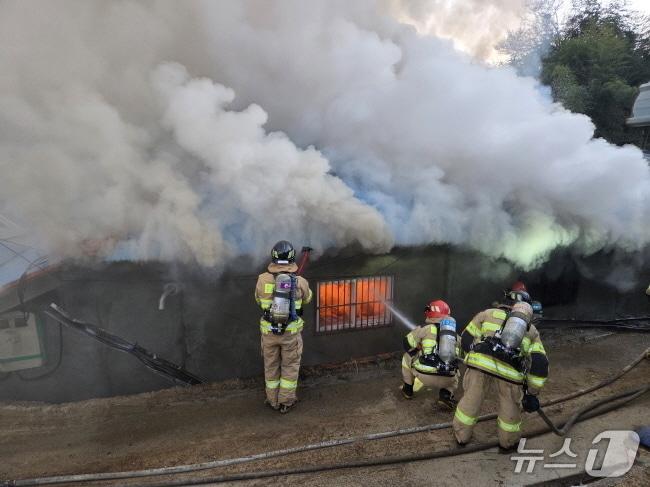 본문 이미지 -  서천 한산면 지현리 단독주택 화재 현장. &#40;서천소방서 제공, 재판매 및 DB금지&#41; / 뉴스1