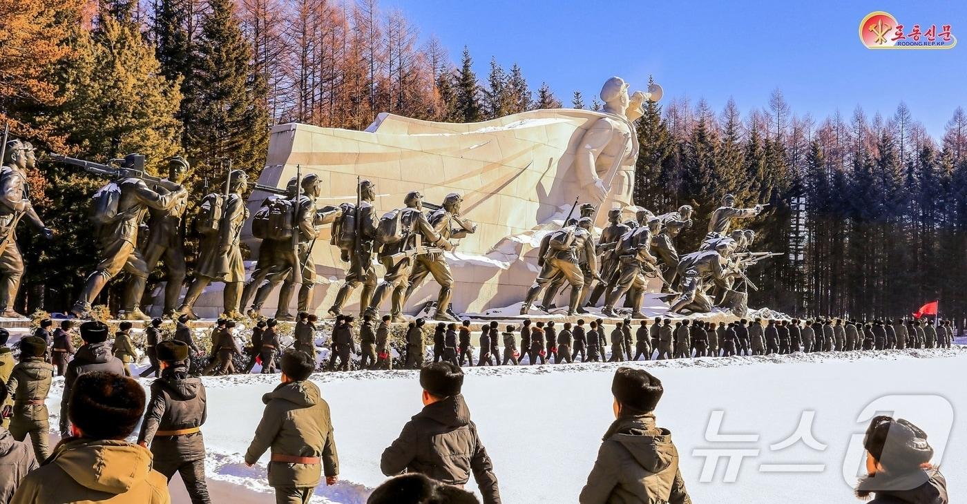 &#40;평양 노동신문=뉴스1&#41; = 북한 노동당 기관지 노동신문은 9일 삼지연대기념비를 조명하며 &#34;백두의 행군길을 꿋꿋이 이어갈 계승자들의 대오가 굽이쳐흐른다＂고 선전했다. [국내에서만 사용가능. 재배포 금지. DB 금지. For Use Only in the Republic of Korea. Redistribution Prohibited] rodongphoto@news1.kr