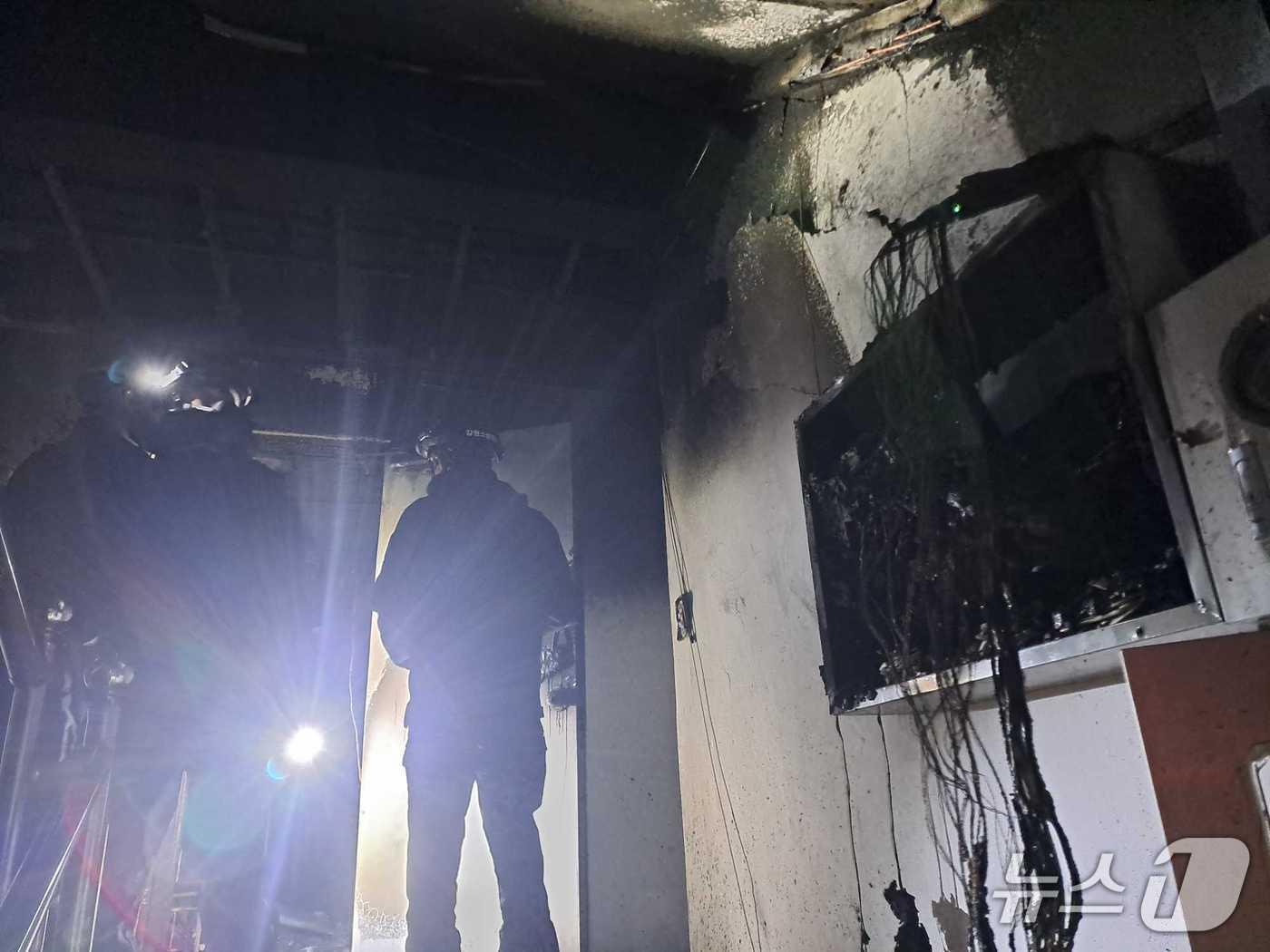 본문 이미지 - 9일 새벽 강원 강릉시 성산면 금산리 원룸화재 현장.&#40;강원도소방본부 제공, 재판매 및 DB 금지&#41; 2025.12.9/뉴스1