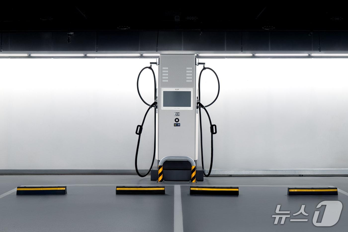 고양 현대모터스튜디오에 설치된 EV-Q 인증을 획득한 200kW 양팔형 E-pit 충전기