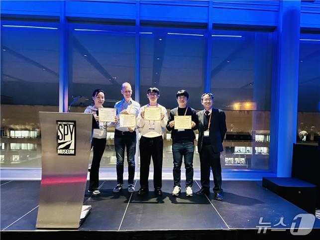 본문 이미지 - 국제 데이터마이닝 학회 IEEE ICDM 시상식(KAIST 제공) /뉴스1