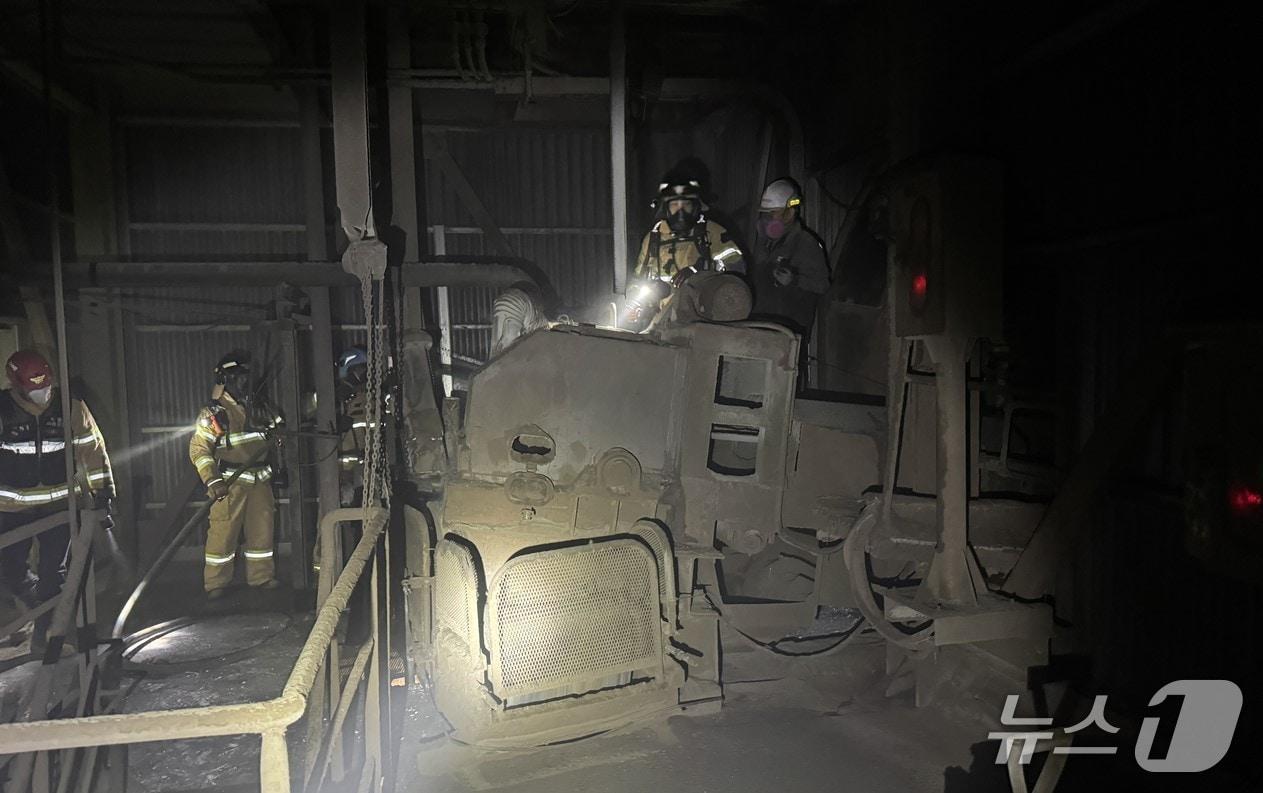 본문 이미지 - 8일 오후 5시56분쯤 경주시 강동면 한 제런 공장에서 불이나 소방당국이 진화하고 있다.&#40;경북소방본부 제공. 재판매 및 DB 금지&#41;2025.12.9/뉴스1