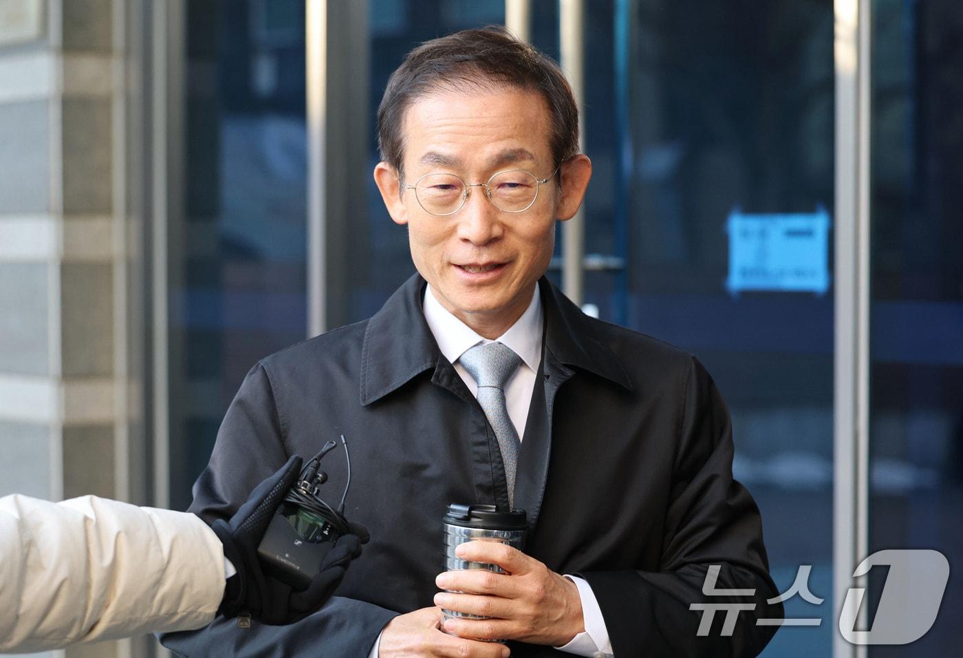 김호철 감사원장 후보자가 9일 오전 서울 종로구 금융감독원 연수원에 마련된 인사청문회 준비 사무실로 출근하며 취재진의 질문에 답하고 있다. 2025.12.9/뉴스1 ⓒ News1 이광호 기자