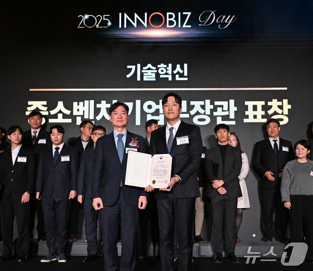본문 이미지 - 강병희 차봇모빌리티부대표 2025 이노비즈 데이 기술혁신 중소벤처기업부 장관상 수상&#40;차봇모빌리티 제공&#41;