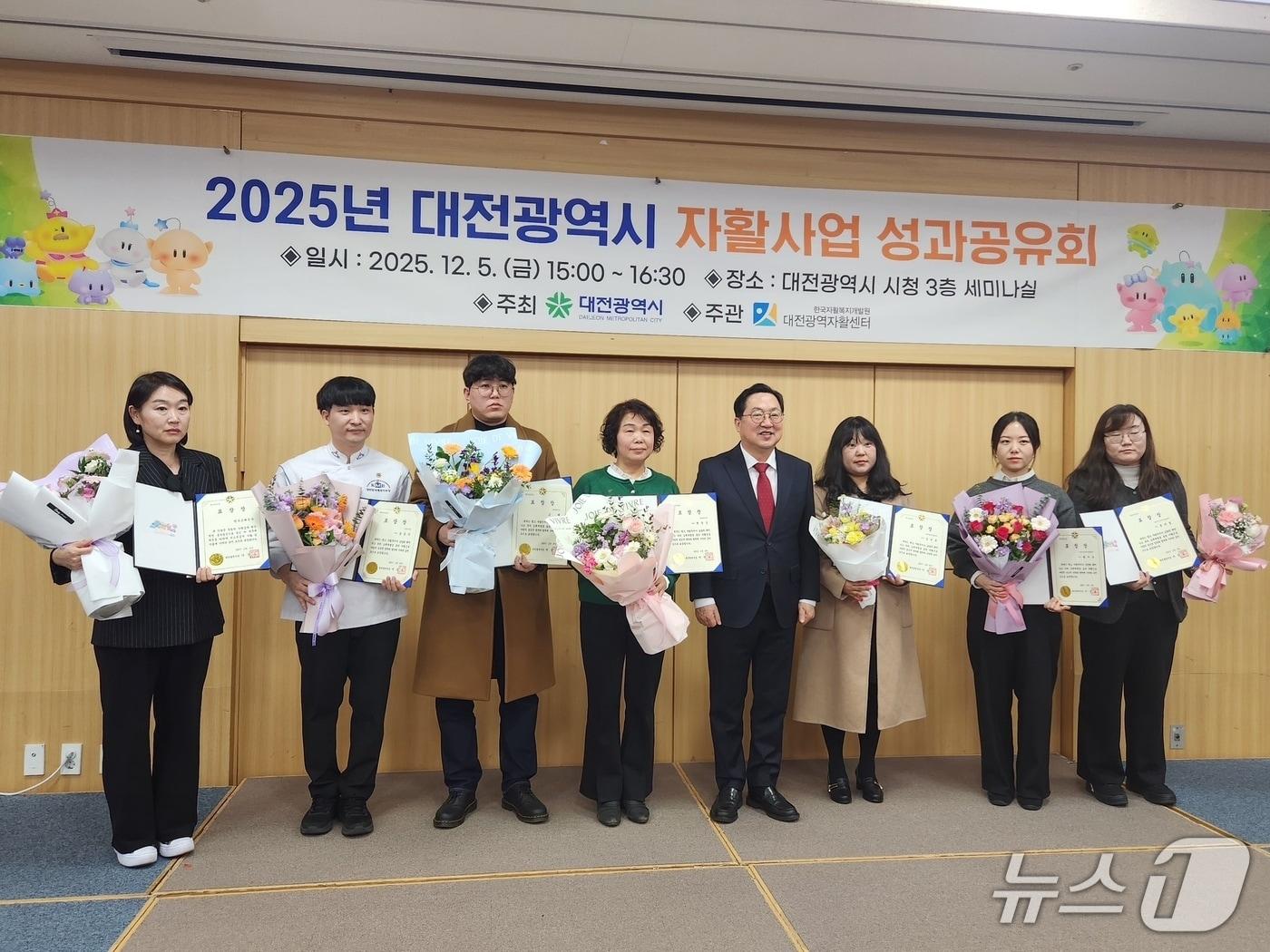 본문 이미지 - 고은영 한국조폐공사 성과관리처장&#40;왼쪽 첫 번째&#41;이 이장우 대전광역시장&#40;오른쪽 네 번째&#41;을 비롯한 수상자들과 함께 기념촬영을 하고 있다.&#40;한국조폐공사 제공.재판매 및 DB금지&#41;/뉴스1 