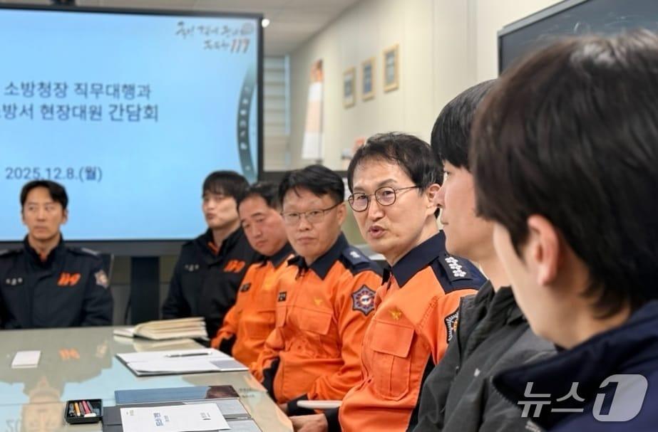 본문 이미지 - 김승룡 소방청장 직무대행이 8일 서울 영등포소방서를 방문하여 구급대원 등 현장대원들을 격려하고 애로사항을 청취하고 있다