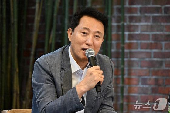 본문 이미지 -  오세훈 서울시장이 7일&#40;현지시간&#41; 쿠알라룸푸르에서 열린 &#39;아시아 출장 기자간담회&#39;에서 질문에 답변하고 있다. &#40;서울시 제공&#41; 뉴스1 ⓒ News1  