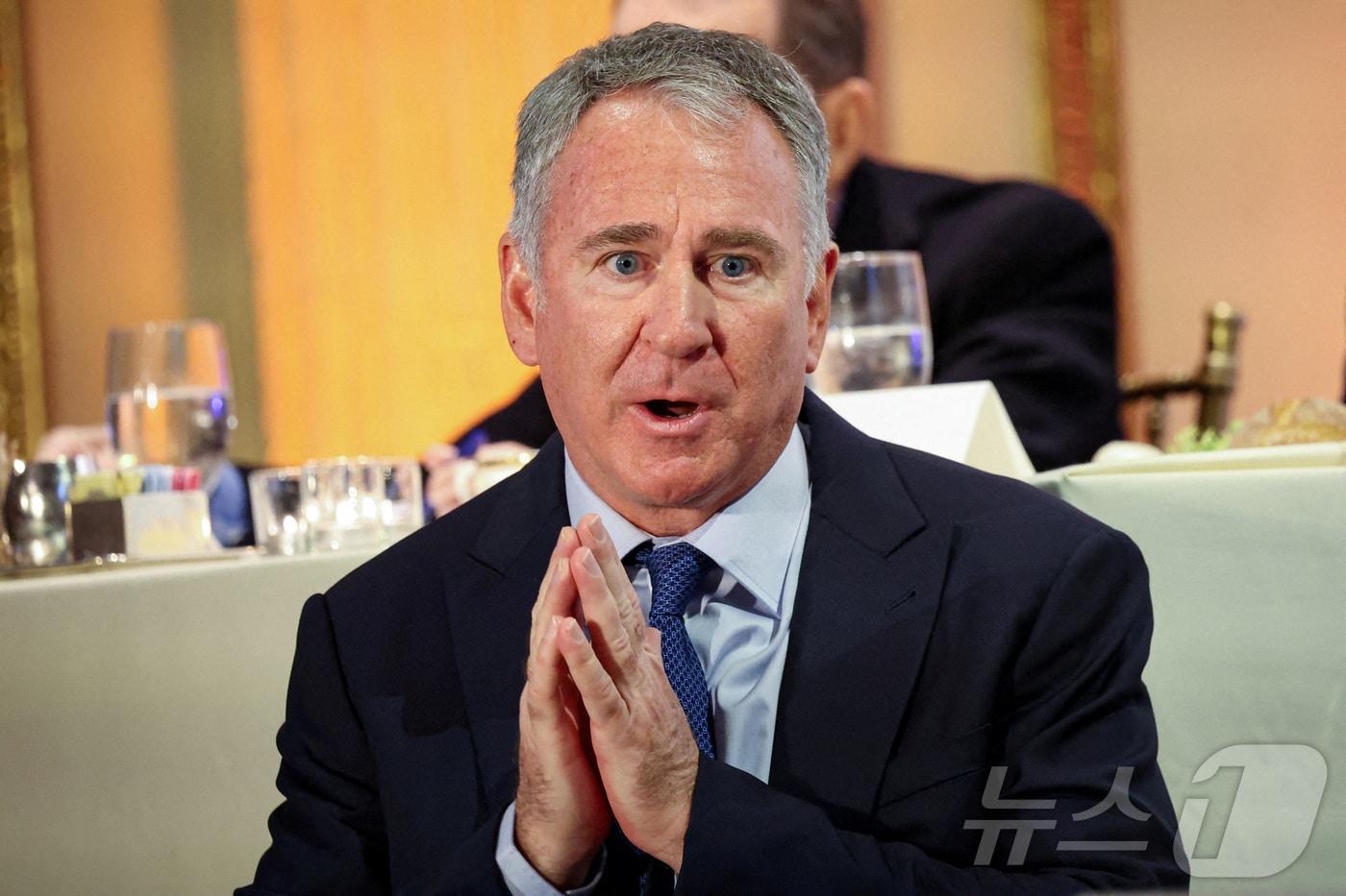 본문 이미지 - 시타델을 창립한 유명 헤지펀드 매니저 켄 그리핀이 뉴욕 이코노믹 클럽에서 연설하고 있다. ⓒ 로이터=뉴스1 ⓒ News1 박형기 기자