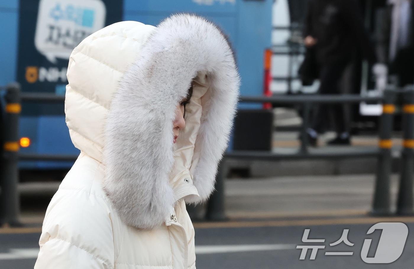 서울 종로구 세종대로 사거리에서 두터운 외투를 입은 시민들이 출근길을 나서고 있다. 2025.12.9/뉴스1 ⓒ News1 장수영 기자