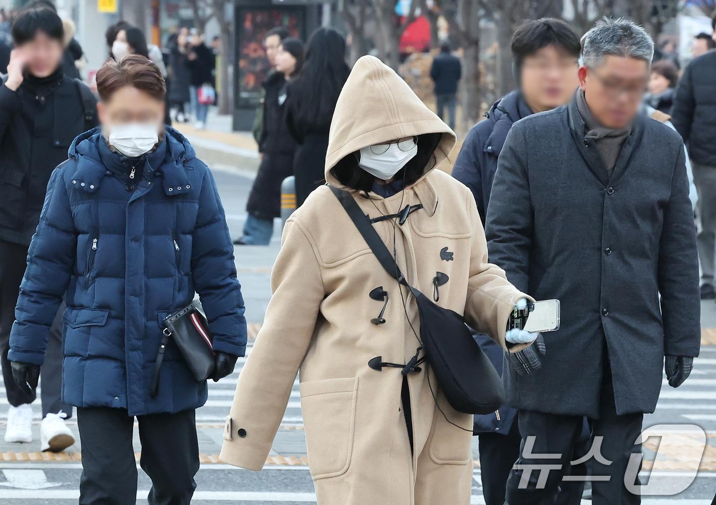 영하권의 기온을 보인 9일 오전 서울 종로구 세종대로 사거리에서 두터운 외투를 입은 시민들이 출근길을 나서고 있다. 2025.12.9/뉴스1 ⓒ News1 장수영 기자