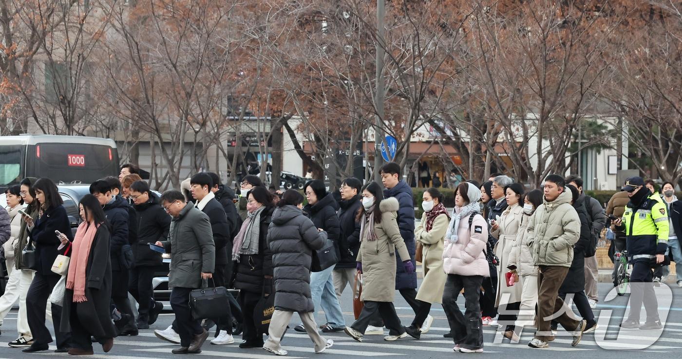 영하권의 기온을 보인 9일 오전 서울 종로구 세종대로 사거리에서 두터운 외투를 입은 시민들이 출근길을 나서고 있다. 2025.12.9/뉴스1 ⓒ News1 장수영 기자