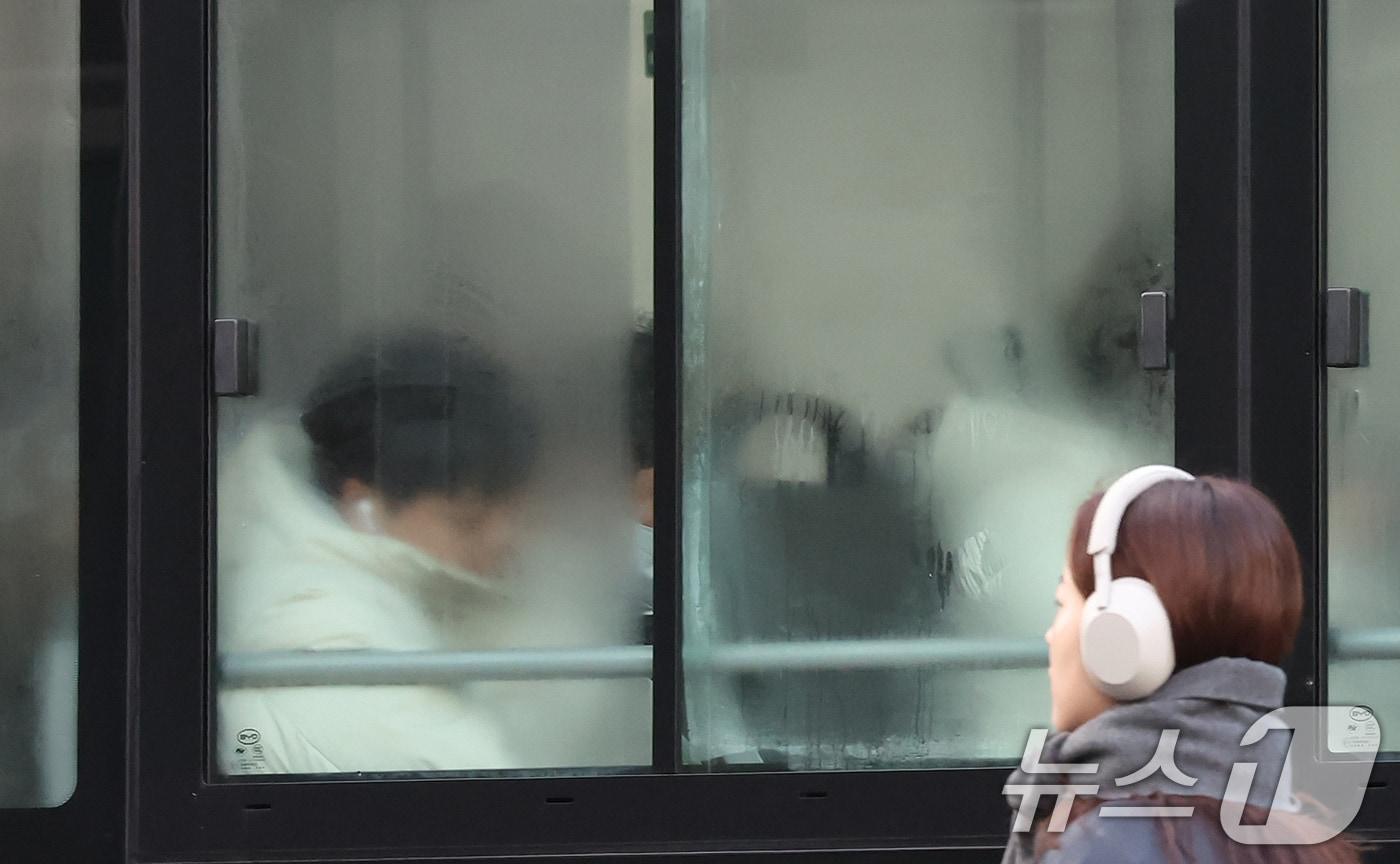 영하권의 기온을 보인 9일 오전 서울 종로구 세종대로 사거리 앞을 지나는 버스 창문에 기온차로 인한 물방울이 맺혀 있다. 2025.12.9/뉴스1 ⓒ News1 장수영 기자