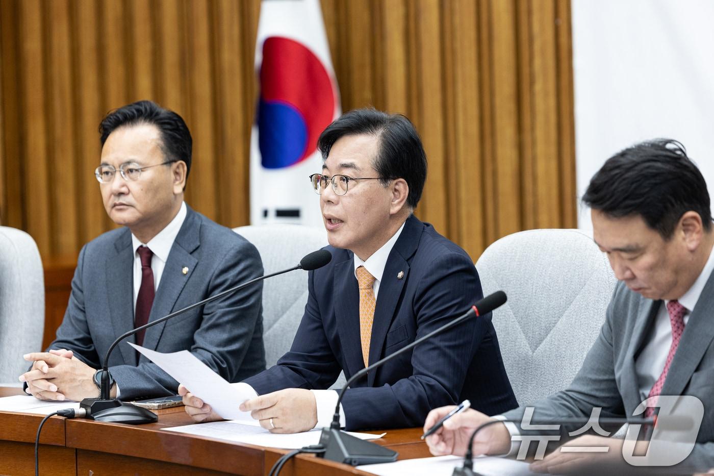 송언석 국민의힘 원내대표가 9일 서울 여의도 국회에서 열린 원내대책회의에서 모두발언하고 있다. 2025.12.9/뉴스1 ⓒ News1 이승배 기자