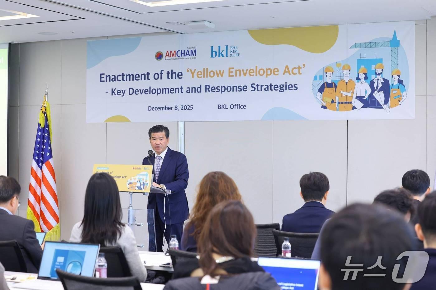 제임스 김 주한미국상공회의소 회장이 8일 &#39;노란봉투법 제정–주요 동향 및 대응전략&#39;을 주제로 열린 암참 인사이트 세션에서 발언하고 있다.&#40;암참 제공&#41;