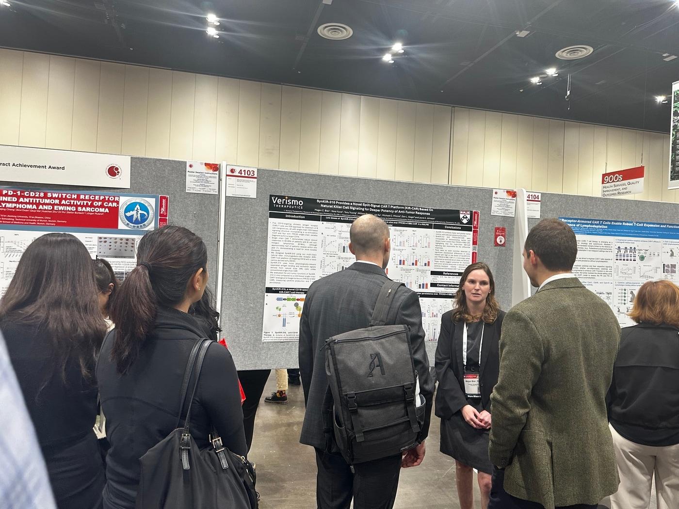 본문 이미지 - 7일&#40;현지시간&#41; 미국혈액학회&#40;ASH 2025&#41;에서 베리스모 테라퓨틱스의 메건 블레어 연구원이 혈액암 CAR-T 치료제 &#39;SynKIR-310&#39;의 전임상 결과가 담긴 포스터 내용을 참관객들에게 설명하고 있다. &#40;HLB이노베이션 제공&#41;