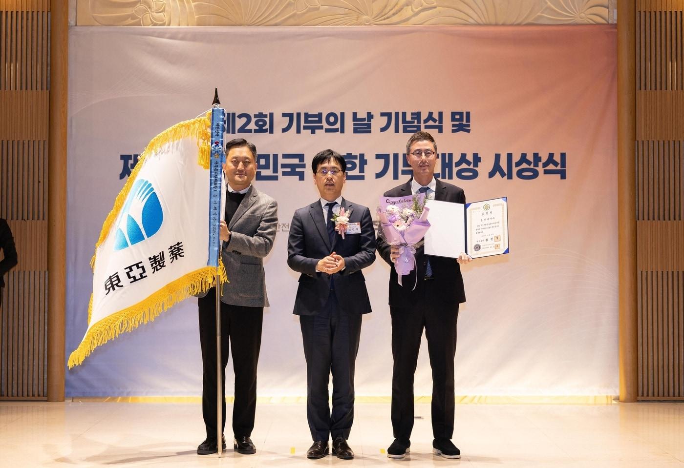 지난 8일 서울 송파구 한국광고문화회관에서 열린 &#39;제5회 대한민국 착한기부대상 시상식&#39;에서 &#40;오른쪽부터&#41; 김용운 동아제약 커뮤니케이션실 실장, 김민재 행정안전부 차관, 도익원 동아제약 CSR팀 팀장이 함께 기념사진을 촬영하고 있다. /동아제약 제공