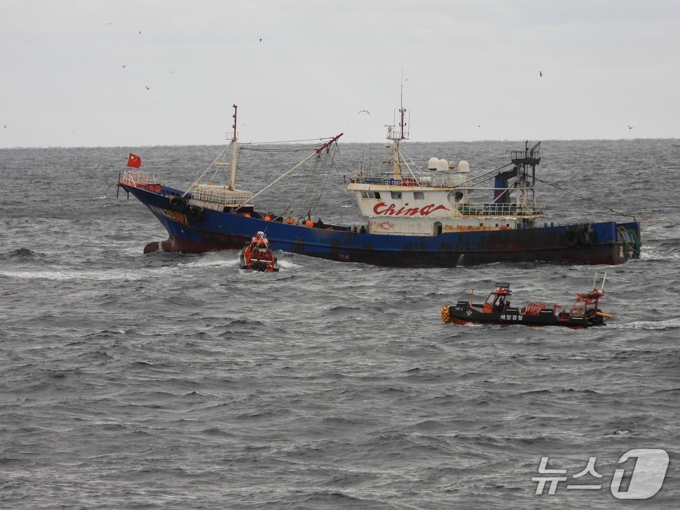 본문 이미지 - 우리 배타적경제수역&#40;EZZ&#41;에서 불법조업 중인 중국선박&#40;해양경찰청 제공/뉴스1&#41;