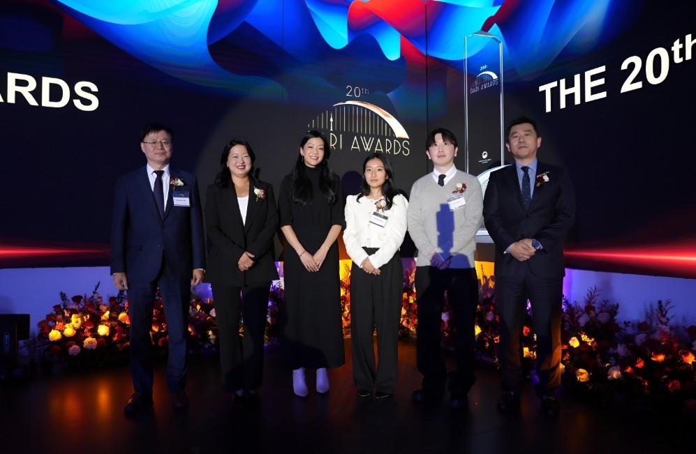 본문 이미지 - 랜딩인터내셔널은 제20회 다리어워드&#40;Dari Awards&#41;에서 &#39;올해의 우수 비즈니스 파트너십&#39; 수상자로 선정돼 문화체육관광부 장관 표창장을 받았다. 사진왼쪽 두 번째 정새라 랜딩인터내셔날 대표. &#40;랜딩인터내셔날 제공&#41;