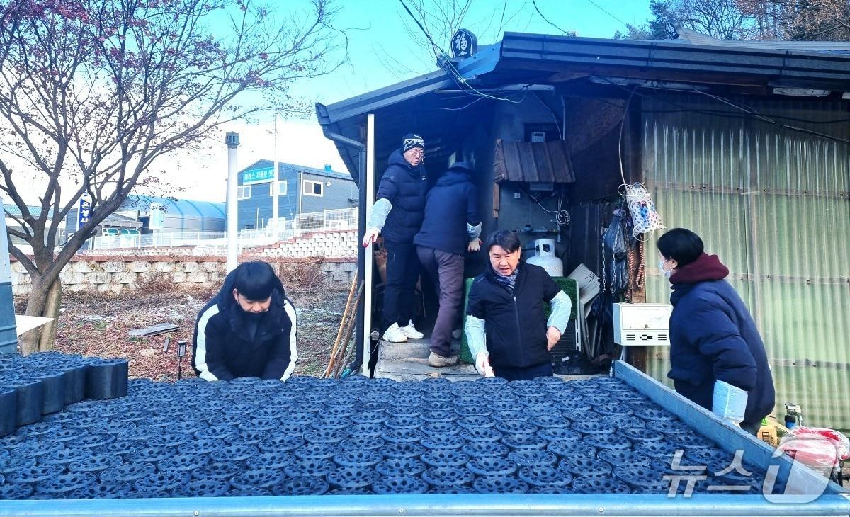 본문 이미지 - 제천시청 공무원 친목 모임인 생선회.&#40;제천시 제공. 재판매 및 DB금지&#41; /뉴스1   