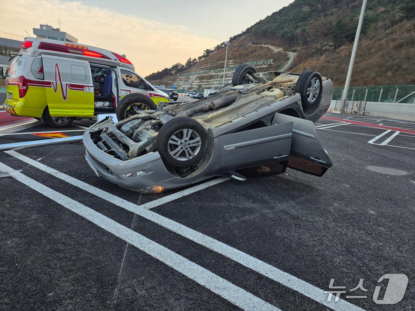 본문 이미지 - 8일 오후 4시4분쯤 경북 포항~영덕고속도로 포항방향 포항휴게소에서 승용차가 구조물과 충돌한 후 전복돼 운전자 등 2명이 다쳤다. (영덕소방소방서 제공, 재판매 및 DB금지) 2025.12.9/뉴스1 