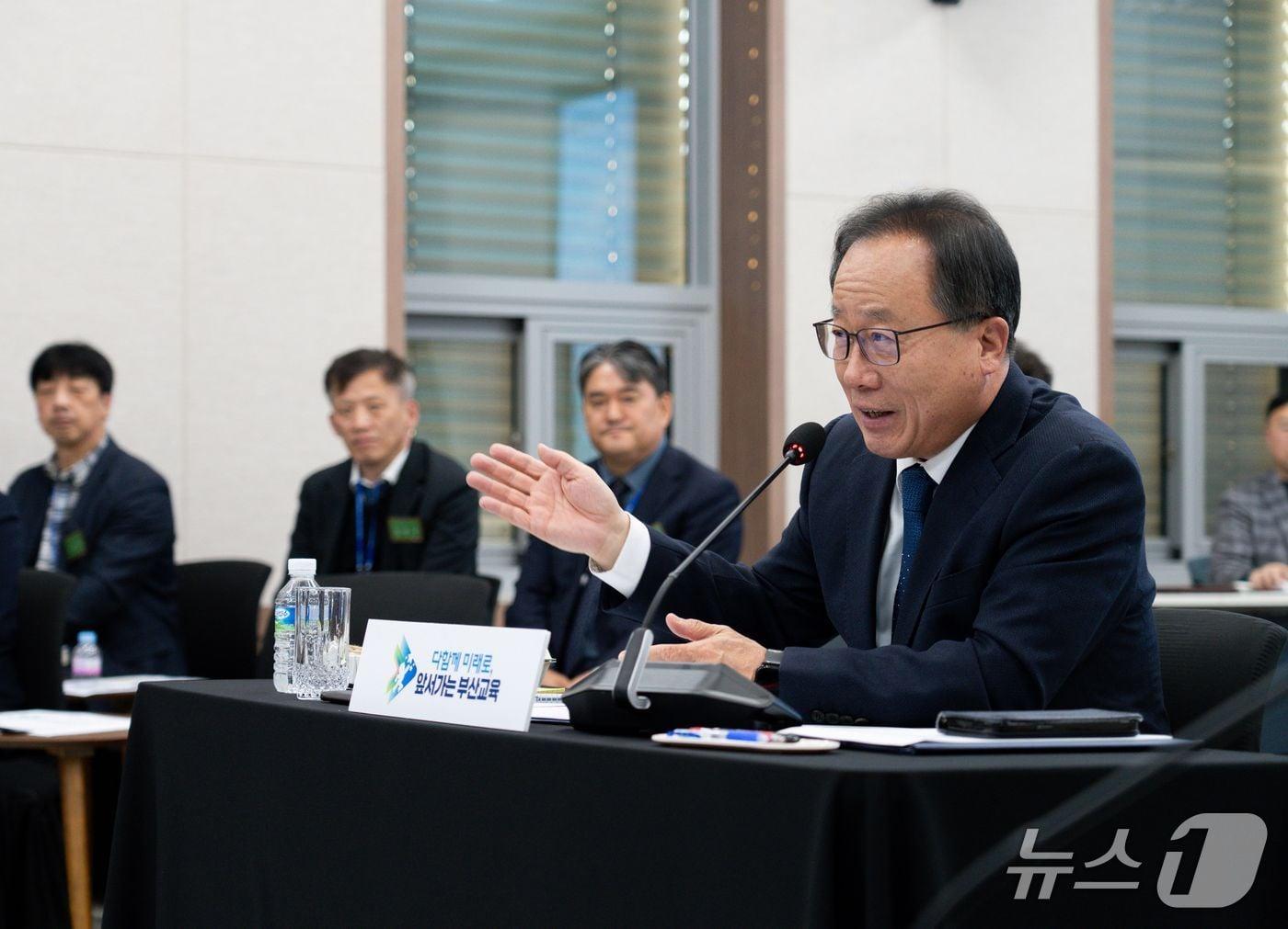본문 이미지 - 지난 1일 김석준 부산교육감이 중학교 교감과의 대화 모습.&#40;부산시교육청 제공. 재판매 및 DB금지&#41;