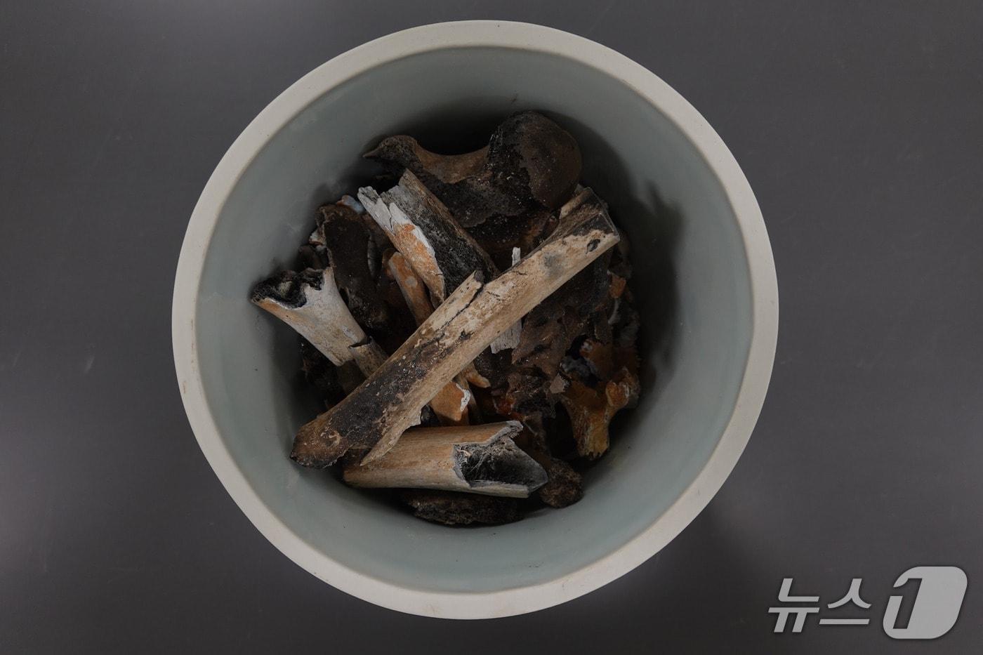 2000년 9월 강원도 화천군 상서면 일대에서 발굴한 국군 제2사단 소속 고&#40;故&#41; 이재식 일병의 유해. &#40;국유단 제공&#41;