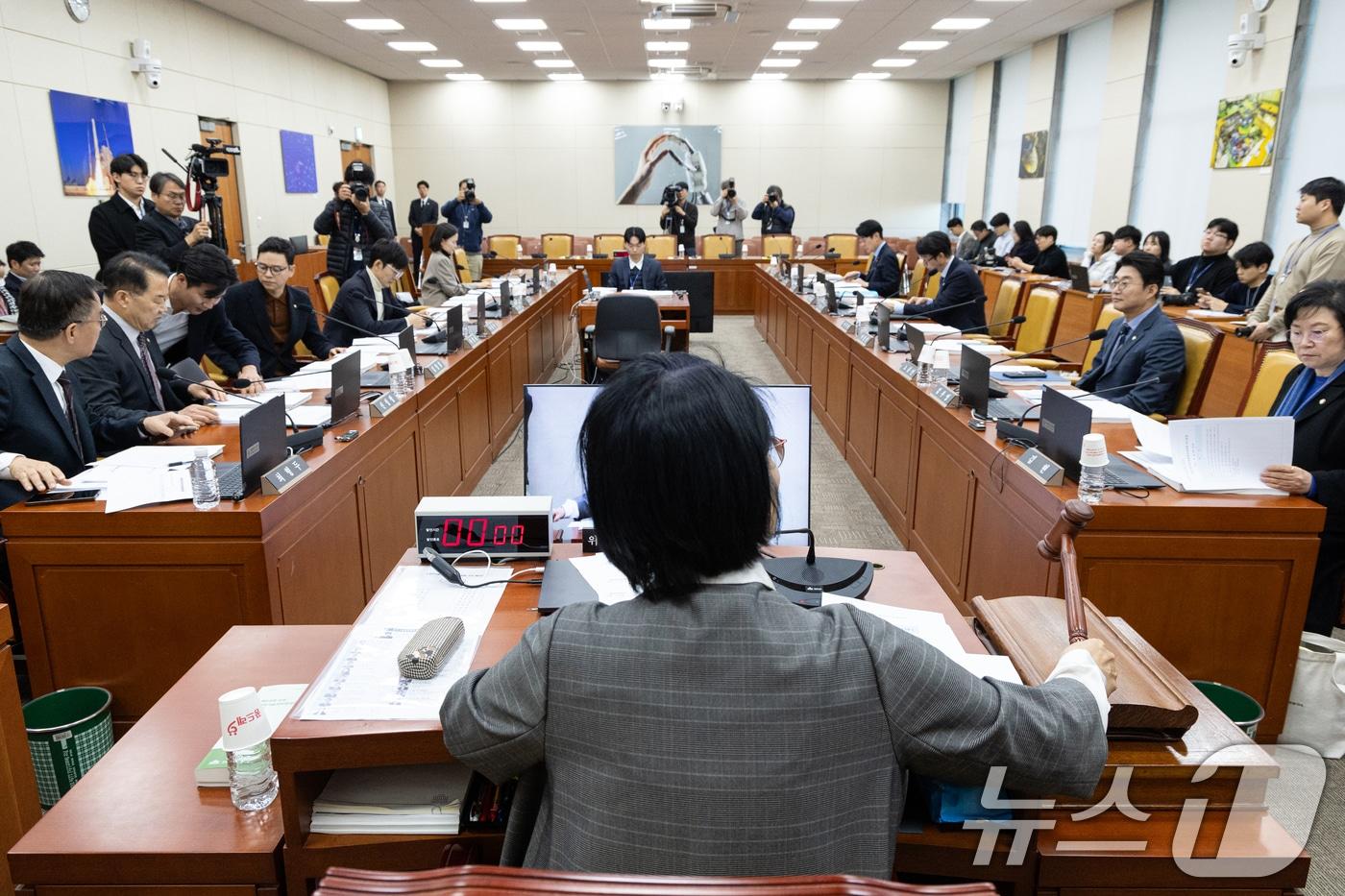 9일 서울 여의도 국회에서 열린 제429회국회&#40;정기회&#41; 과학기술정보방송통신위원회 제19차 전체회의에서 최민희 위원장이 의사봉을 두드리고 있다. 2025.12.9/뉴스1 ⓒ News1 이승배 기자
