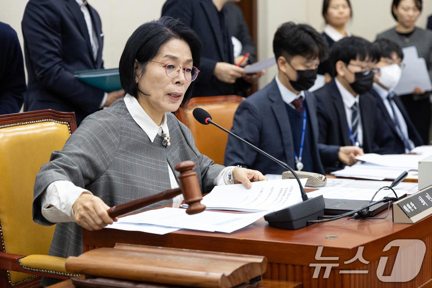 9일 서울 여의도 국회에서 열린 제429회국회(정기회) 과학기술정보방송통신위원회 제19차 전체회의에서 최민희 위원장이 의사봉을 두드리고 있다. 2025.12.9/뉴스1 ⓒ News1 이승배 기자