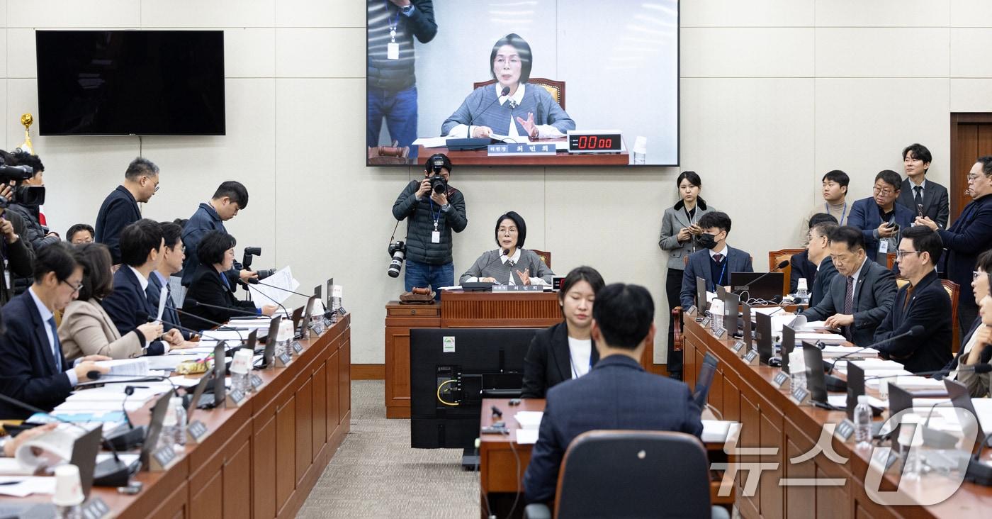 9일 서울 여의도 국회에서 열린 제429회국회&#40;정기회&#41; 과학기술정보방송통신위원회 제19차 전체회의에서 최민희 위원장이 발언하고 있다. 2025.12.9/뉴스1 ⓒ News1 이승배 기자