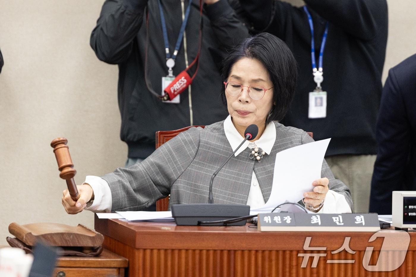 서울 여의도 국회에서 열린 제429회국회(정기회) 과학기술정보방송통신위원회 제19차 전체회의에서 최민희 위원장이 의사봉을 두드리고 있다. 2025.12.9/뉴스1 ⓒ News1 이승배 기자