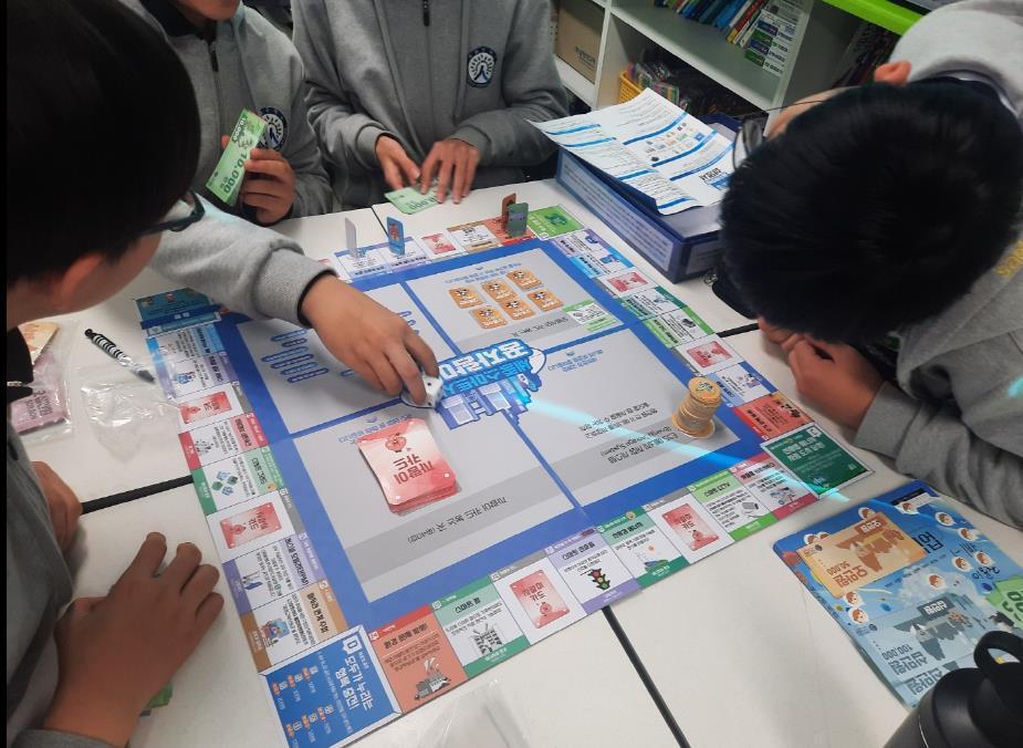 본문 이미지 - 세종시 한 중학교 학생들이 교육청 진로교육원이 자체개발한 보드게임 교루를 활용해 스마트시티 교육을 받고 있다. &#40;세종시교육청 제공. 재판매 및 DB금지&#41;