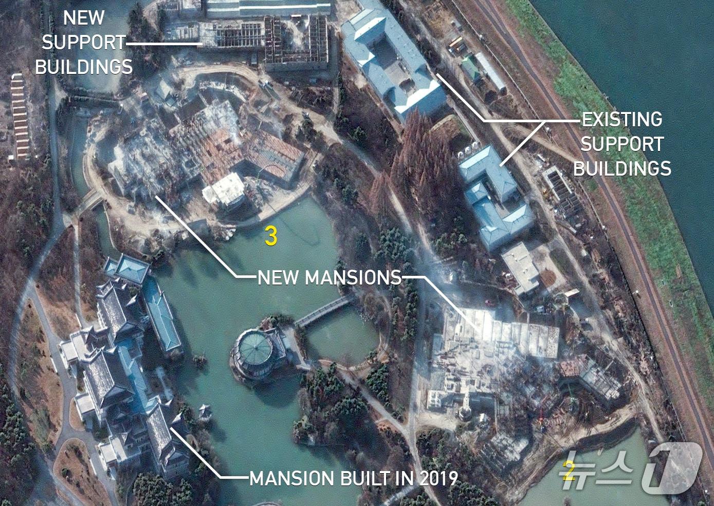 본문 이미지 - 미국 북한 전문 매체 NK뉴스는 지난 2일 미국 맥사&#40;Maxar&#41;사가 촬영한 위성사진을 바탕으로 북한이 김정은 노동당 총비서의 외국 정상 접견 장소로 활용되는 평양 금수산 영빈관 단지 내부에 대형 저택 3채를 동시에 건설 중이라고 보도했다.&#40;NK뉴스 갈무리&#41;.