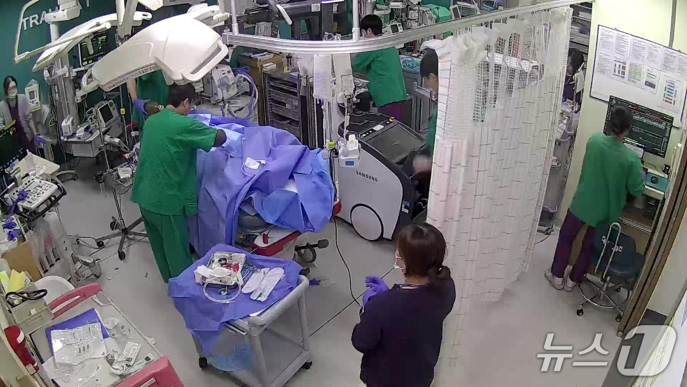 교통사고로 이송된 B군을 치료하는 단대병원 의료진.(단대병원 제공. 재판매 및 DB금지)