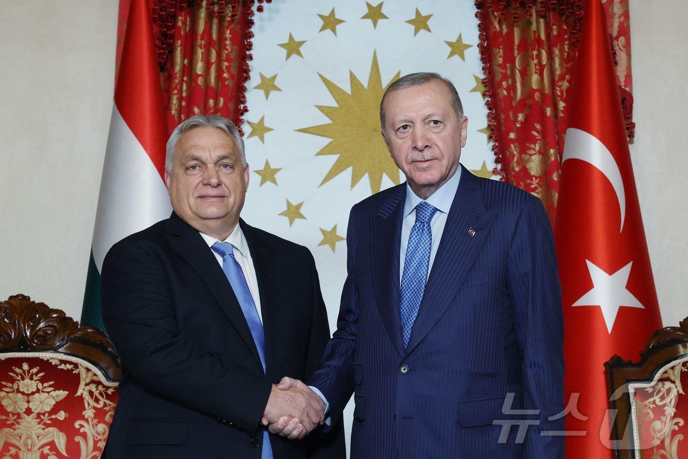 빅토르 오르반 헝가리 총리&#40;왼쪽&#41;와 레제프 타이이프 에르도안 대통령이 8일&#40;현지시간&#41; 악수를 하고 있다. 2025.12.8 ⓒ AFP=뉴스1 ⓒ News1 김경민 기자