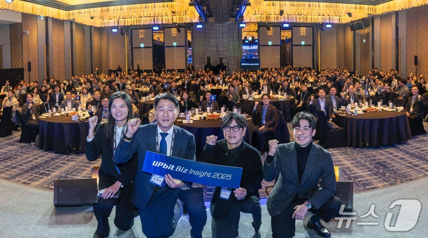 업비트 운영사 두나무가 지난 8일 서울 포시즌스 호텔에서 ‘업비트 비즈 인사이트&#40;UBI&#41; 2025’를 개최했다. &#40;왼쪽부터&#41; 윤선주 두나무 최고브랜드임팩트책임자&#40;CBIO&#41;, 오경석 두나무 대표, 정민석 두나무 최고운영책임자&#40;COO&#41;, 손혁진 두나무 법인총괄. 두나무 제공.