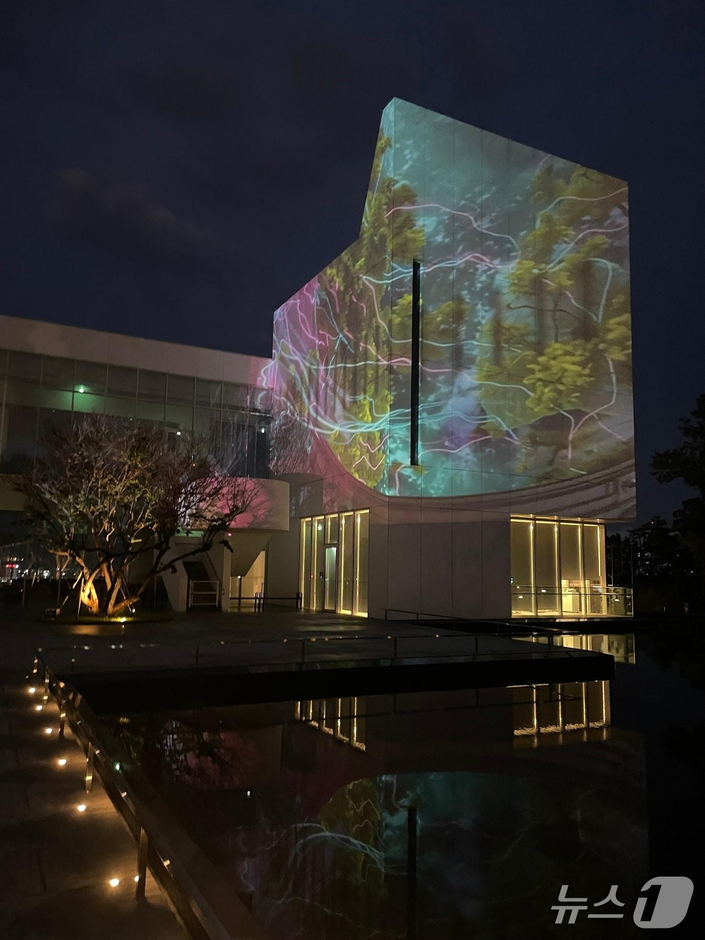 본문 이미지 - 강릉시립미술관 솔올, 미디어 파사드 운영.&#40;미술관 제공, 재판매 및 DB 금지&#41;