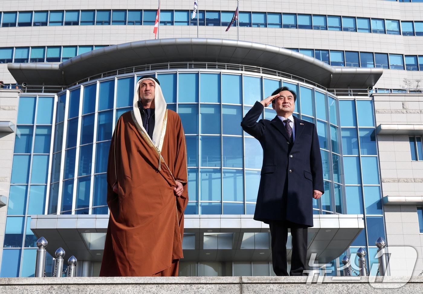 안규백 국방부 장관과 모하메드 무바락 알 마즈루이 아랍에미리트&#40;UAE&#41; 국방특임장관이 9일 서울 용산구 국방부 연병장에서 한-UAE 공동고위군사위를 앞두고 열린 의장행사에 참석해 사열하고 있다. 2025.12.9/뉴스1 ⓒ News1 안은나 기자