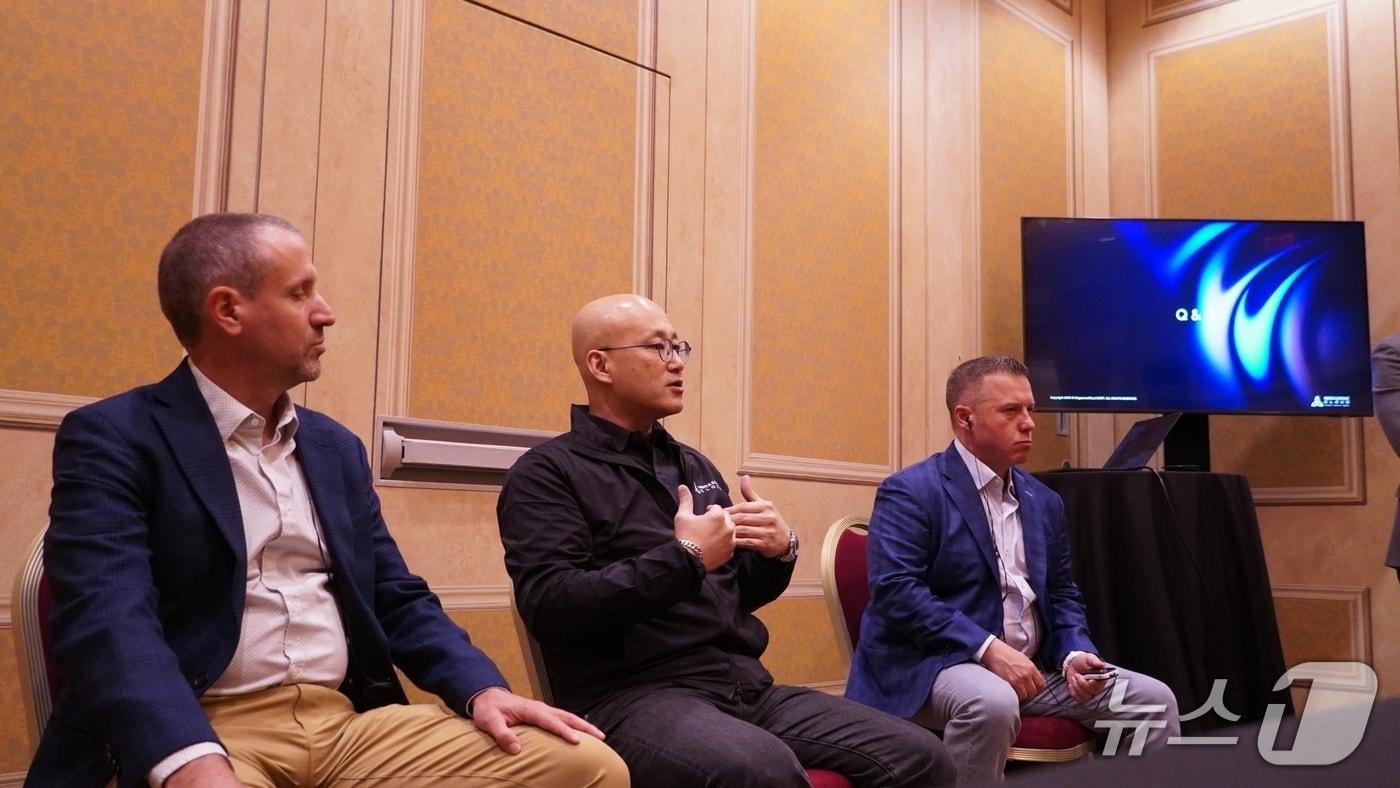 미국 라스베이거스에서 열린 미디어 브리핑에서 스콧 웨버 메가존클라우드 미국 CTO와 염동훈 메가존클라우드 대표, 존 프로비던스 미국 CRO가 답하고 있다.&#40;메가존클라우드 제공&#41;