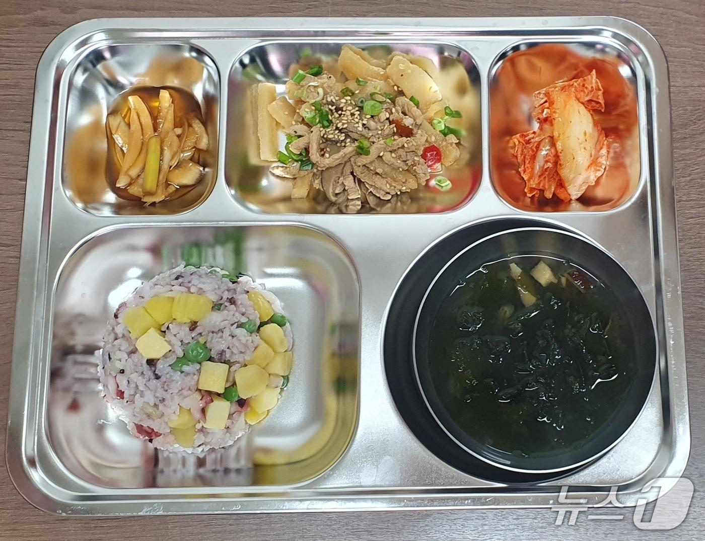 본문 이미지 - 제주 향토음식을 활용한 급식용 간편식&#40;제주도 제공. 재판매 및 DB금지&#41;/뉴스1