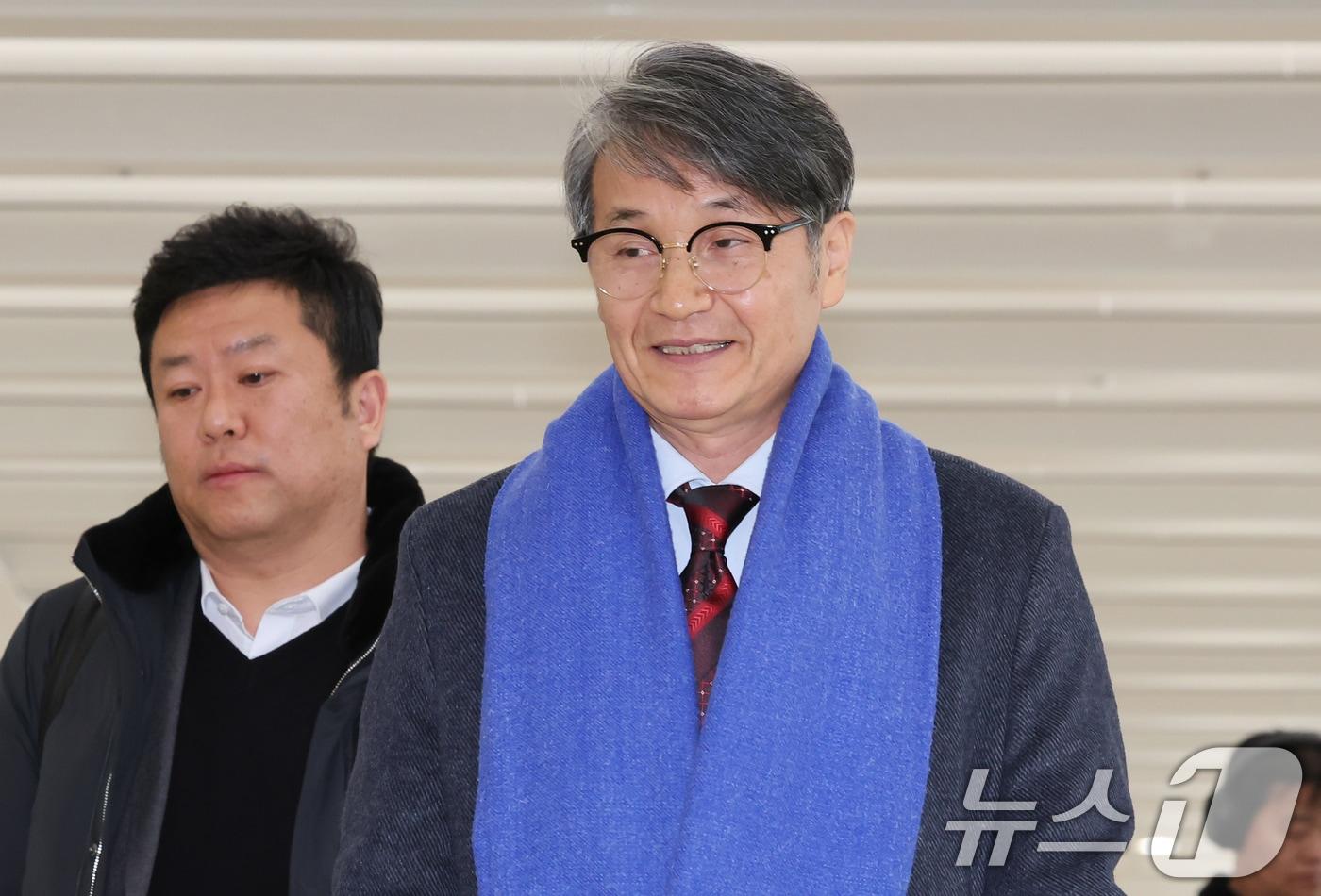 김건희 여사에게 명품 가방을 선물한 것으로 알려진 최재영 목사가 9일 오전 서울 종로구 광화문 KT 빌딩에 위치한 김건희 특검에 참고인 신분으로 출석하고 있다. 2025.12.9/뉴스1 ⓒ News1 장수영 기자