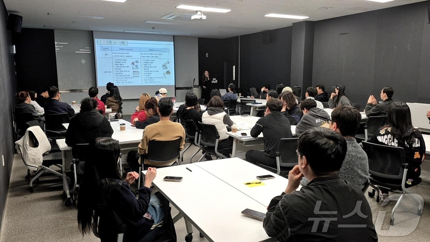 광주신세계가 협력사원 118명을 대상으로 MBTI 서비스 교육을 운영하고 있다.&#40;광주신세계 제공. 재배포 및 DB 금지&#41;