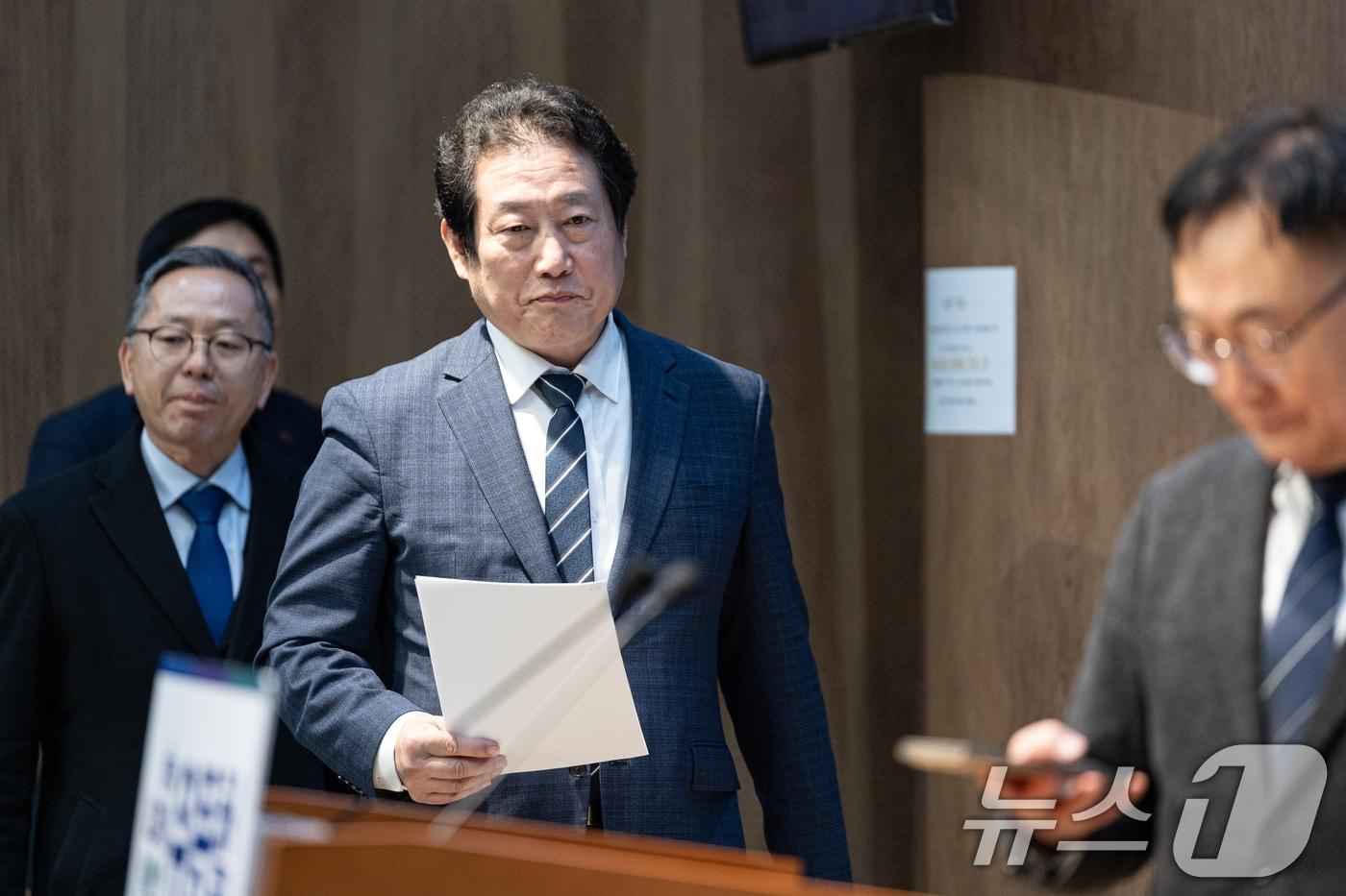 유동철 더불어민주당 부산수영구지역위원장이 9일 서울 국회 여의도 소통관에서 최고위원 출마선언을 위해 단상으로 향하고 있다. 2025.12.9/뉴스1 ⓒ News1 이승배 기자