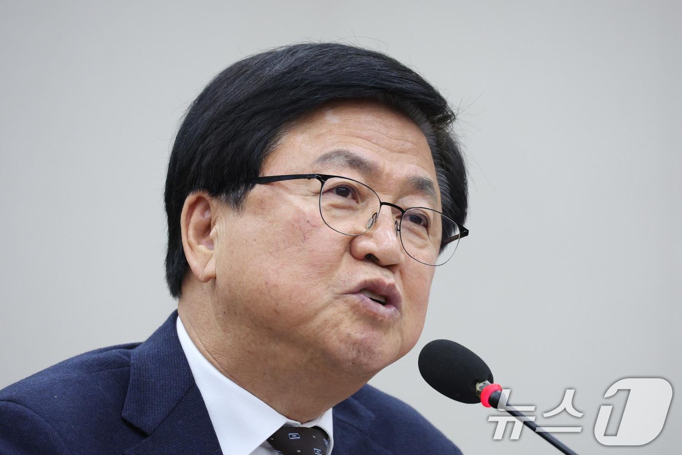 최교진 교육부 장관이 9일 서울 여의도 국회에서 교육위원회 전체회의에서 의원 질의에 답변하고 있다. 2025.12.9/뉴스1 ⓒ News1 신웅수 기자